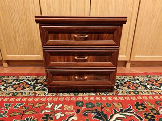 Armario ropero estrecho de madera.Se regala mesita