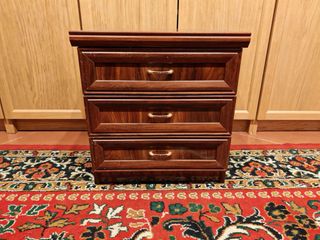 Armario ropero estrecho de madera.Se regala mesita