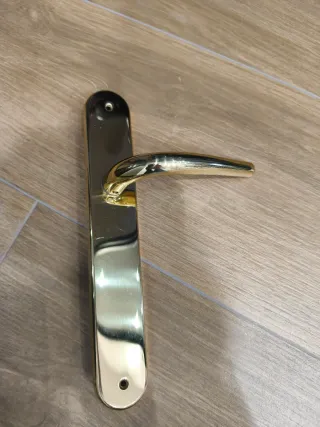 Manillas de puerta doradas