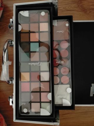 Maletín maquillaje con 84 productos