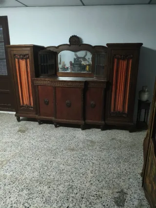 Aparador de madera de roble con espejo