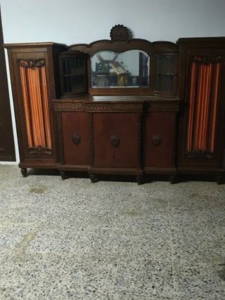Aparador de madera de roble con espejo