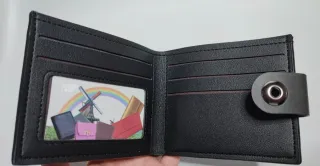 Cartera negra con broche