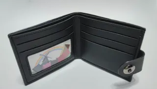 Cartera negra con broche