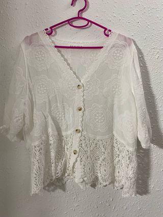 Blusa blanca con puntillas