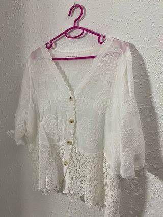 Blusa blanca con puntillas