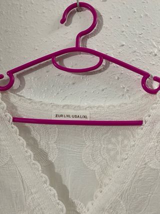 Blusa blanca con puntillas