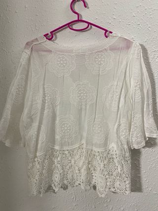 Blusa blanca con puntillas
