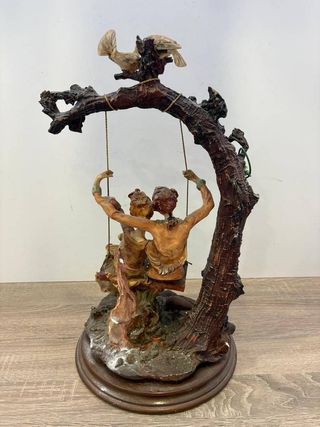 FIGURA DE PAREJA EN COLUMPIO