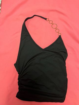 Top negro con detalles dorados.