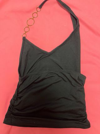 Top negro con detalles dorados.