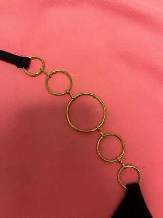 Top negro con detalles dorados.