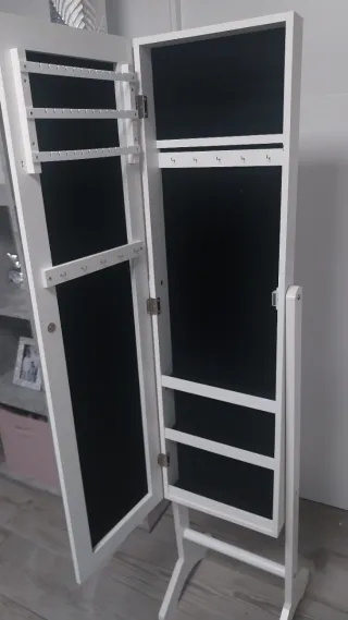 Espejo de pie con joyero