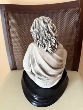 Figura decorativa mujer leyendo.