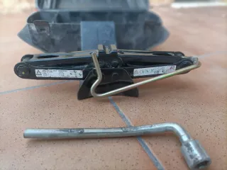 Gato elevador y llave para coche