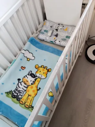 Cuna bebé blanca con peluches