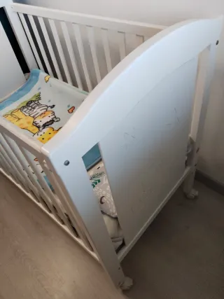 Cuna bebé blanca con peluches