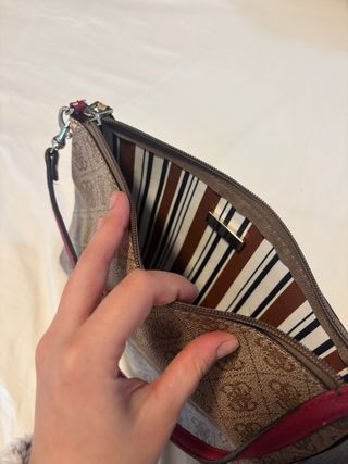 Bolso Guess Marrón y Rojo