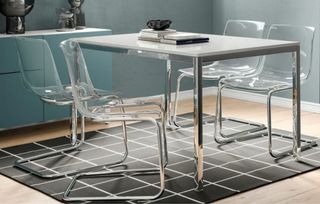 Mesa de salón. 4 sillas transparentes. Mesa centro
