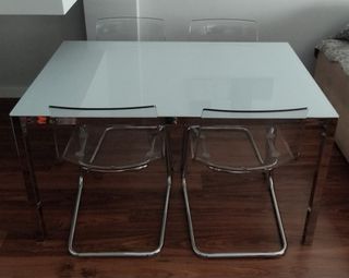 Mesa de salón. 4 sillas transparentes. Mesa centro