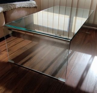 Mesa de salón. 4 sillas transparentes. Mesa centro