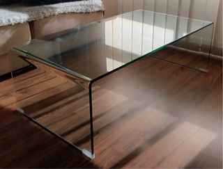 Mesa de salón. 4 sillas transparentes. Mesa centro