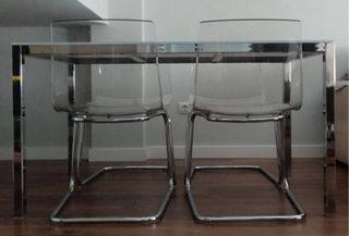 Mesa de salón. 4 sillas transparentes. Mesa centro
