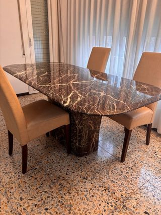 Mesa de comedor de mármol