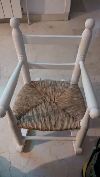 Mecedora infantil blanca