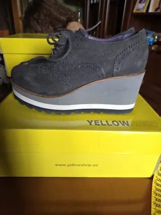Zapatos grises Yellow Shop con cordones