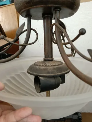 Dos lámparas de techo de hierro y cristal