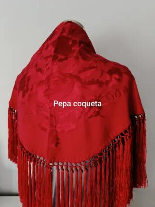 Mantoncillos bordados y flecados a mano