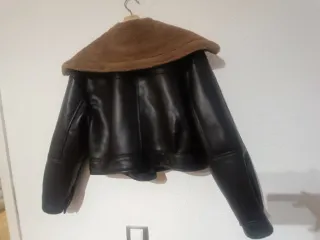 Chaqueta Stradivarius pelo negra y marrón