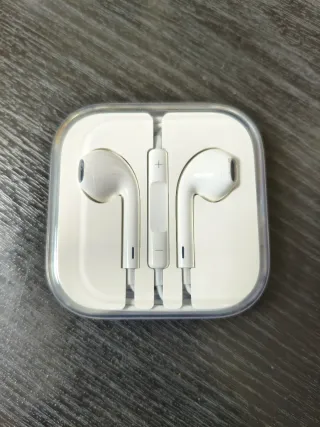 Auriculares Apple con cable blancos