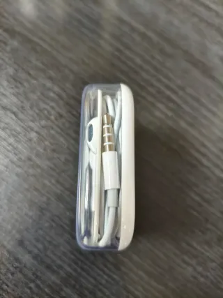 Auriculares Apple con cable blancos