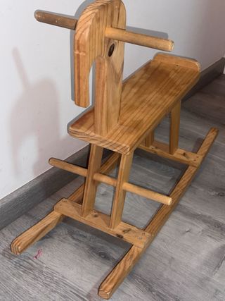 Caballito balancín de madera hecho a mano