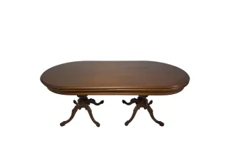 Mesa y sillas de comedor clásicas de madera