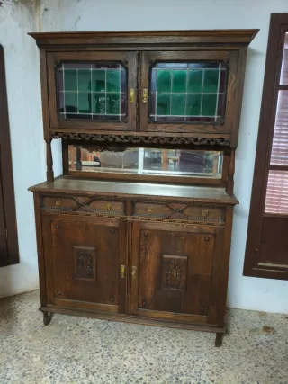 Aparador antiguo roble con vidrieras