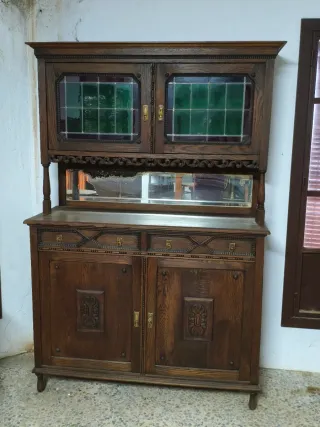Aparador antiguo roble con vidrieras