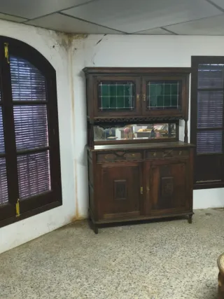 Aparador antiguo roble con vidrieras