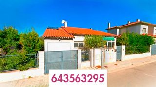 Chalet con piscina y jardín, ¡listo para entrar!