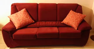 Sofá de tela granate con cojines. Urge mudanza!!!