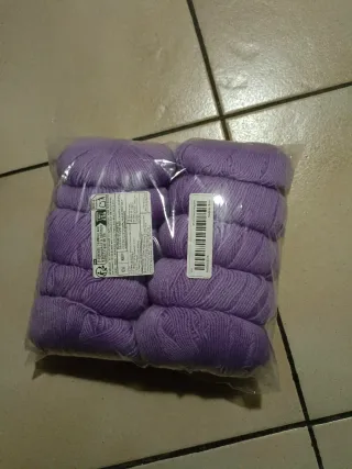 Gomitoli di lana viola glicine