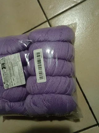 Gomitoli di lana viola glicine