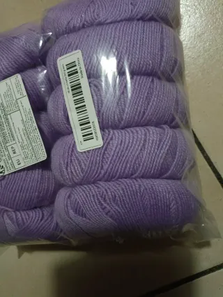 Gomitoli di lana viola glicine