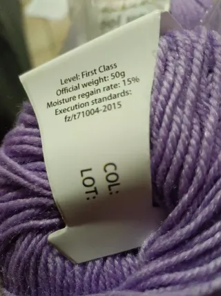 Gomitoli di lana viola glicine