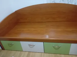 Cama con cajones de madera