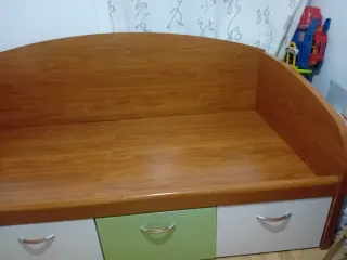 Cama con cajones de madera