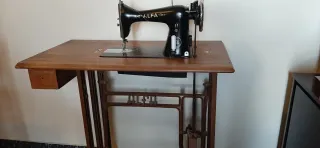 Máquina de coser antigua Alfa