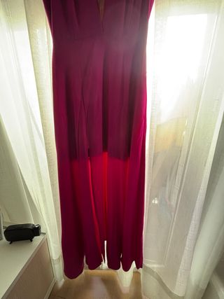 Vestido largo fucsia con plumas